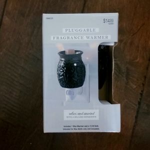 Pluggable fragrance warmer